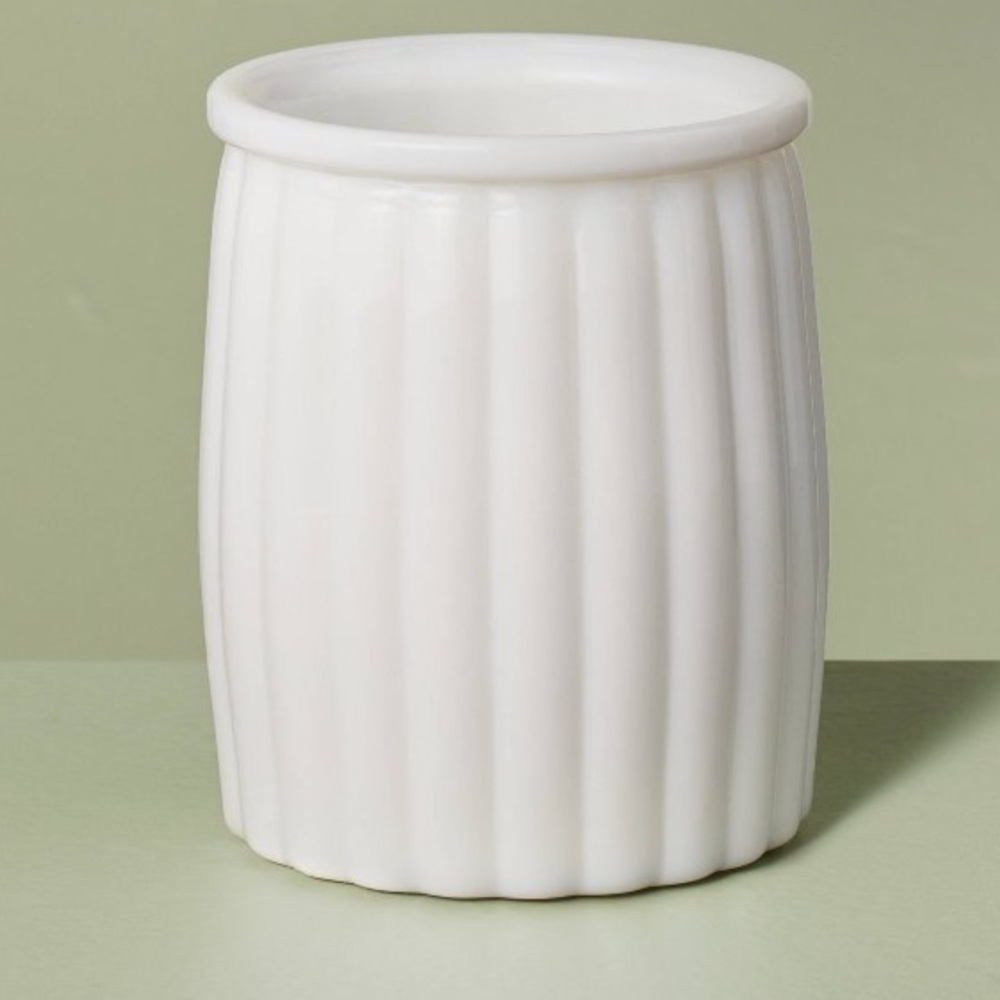 HEARTH & HAND NWT ribbed milk glass bathroom toothbrush holder -white